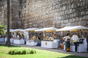 El mercado de artesanía “A mano sin prisas” estrena ubicación en la calle Graciano