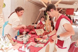 El lienzo de la muralla de la Alcazaba, en la calle Graciano, se incorpora a los espacios de Emerita Lvdica con la instalación de un mercado con ambientación romana