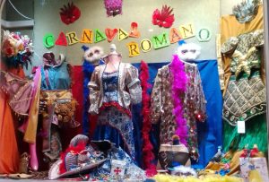 Mercería Milagros se alza con el primer premio del Concurso de Escaparates de Carnaval y La Moett Loungebar con el de interiores