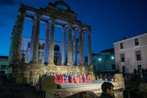 Mérida en Danza se celebra este fin de semana con más de mil personas en el escenario del templo de Diana