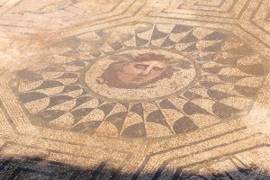 Las excavaciones en la Huerta de Otero sacan a la luz el gran mosaico de Medusa en la estancia principal de una espléndida domus romana