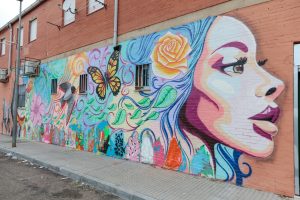 La fachada Centro Social de San Lázaro acoge un gran mural que homenajea  a la barriada