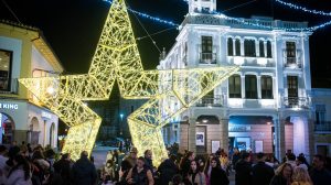 La Plaza de España acoge esta tarde una gran fiesta para celebrar el encendido de más de un millón de luces led que iluminarán la Navidad en Mérida 2024