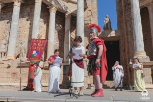 El Teatro Romano se llena de alumnos y alumnas de Primaria de toda la ciudad a quienes se les otorga su nombre romano para vivir Emerita Lvdica