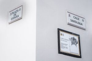 Las calles del casco histórico de la ciudad cuentan con nuevas placas en las calles realizadas en cerámica con el sello de Patrimonio de la Humanidad por la UNESCO