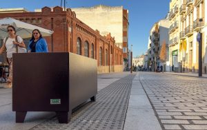 Se amplía el mobiliario urbano en la plataforma única de Valverde Lillo, Arzobispo Mausona y Camilo José Cela