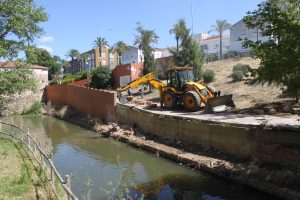 Comienza la reposición del muro del paseo junto al Molino de Pancaliente