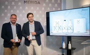 El alcalde presenta ‘Olevm’ la primera marca de aceite de Mérida que fabrica la empresa emeritense ‘Aceites Augusta Emerita S.L.’ que produce 67.600 kg de aceite al año