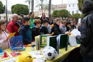 La ONCE muestra material tiflotécnico y de baja visión en la Plaza de España
