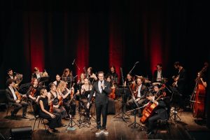 El Teatro María Luisa acoge el jueves el concierto el primero de los conciertos de la Orquesta Sin Fronteras con la Orquesta Sinfónica de la OSCAM
