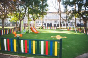 Las barriadas de Cruzcampo y San Agustín cuentan desde hoy con dos nuevos parques infantiles que se suman a los ocho que ya se han renovado en las barriadas de la ciudad