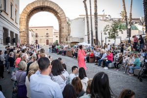 El Ayuntamiento licita la contratación del servicio para la organización de la II Pasarela Emérita Fashion Show en el Arco de Trajano