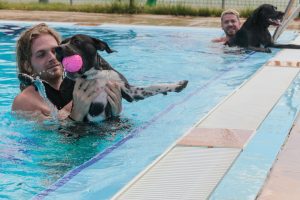 La Piscina del Complejo Polideportivo Guadiana acoge el próximo 1 de septiembre la VII edición de “Patas al agua”