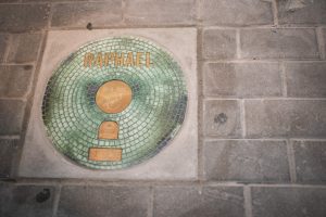 La placa de Raphael ya luce en el “Viam Musicorum”