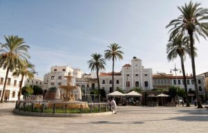 La fachada del Ayuntamiento, la fuente y algunos monumentos, se iluminarán el próximo 13 de octubre en colores azul, amarillo, rosa y verde, con motivo de la conmemoración del Día Mundial del Cáncer de Mama Metastásico