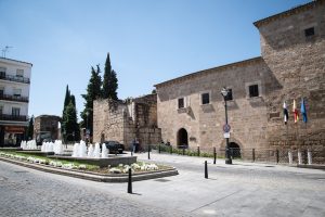 Los contenedores de Santa Julia, San Francisco, Camilo José Cela esquina con Almendralejo y Plaza del Rastro se retirarán durante el día para instalarse sólo por las noches