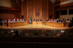 El Pleno Municipal aprueba el inicio de la modificación de la Ordenanza Fiscal del área de autocaravanas, tasas de exámenes, agua y basura, así como una modificación de la Ordenanza de protección contra la contaminación acústica