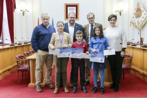 El Alcalde entrega los premios del Concurso Digital de Dibujo de Aqualia
