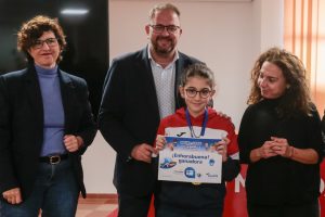El alcalde entrega los premios de dibujo de Aqualia que alcanzan su 21 edición para fomentar el uso racional del agua y donde una alumna emeritense del colegio Atenea ha resultado ganadora