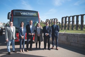 El alcalde, Antonio Rodríguez Osuna, presenta los 4 nuevos autobuses urbanos híbridos de 12 metros de longitud que se incorporan a la flota del transporte público de Mérida que es gratuito en la ciudad