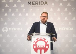 El alcalde de Mérida solicita al Estado mecanismos que permitan a los ayuntamientos recuperar el ingreso del impuesto de plusvalías y una mejora de la financiación local
