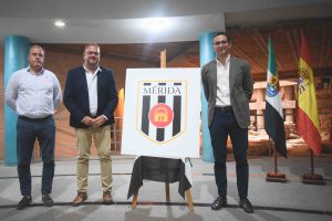 El alcalde asiste a la presentación de la nueva imagen corporativa del Mérida de fútbol
