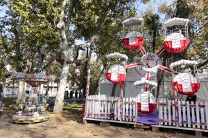 El Mercado de Navidad de Mérida abre esta tarde con 20 casetas, una pista de hielo de 400 metros cuadrados, atracciones infantiles, ambientación navideña, la Casa de Papá Noel y un espectáculo infantil de apertura