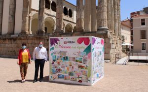 El alcalde inaugura la exposición de los dibujos enviados en la campaña “La primavera nos espera”
