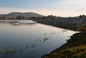Los horarios del autobús a Proserpina pretenden conciliar la vida laboral, el ocio y  el impulso turístico del embalse