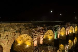 La Plaza de las Méridas del Mundo y el Puente Romano se iluminan el jueves en color amarillo en apoyo a la Abolición de la Pena de Muerte