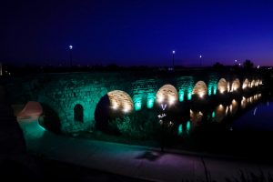 La fachada del Ayuntamiento, la fuente de la Plaza y algunos monumentos se iluminan los próximos días para visibilizar varias causas