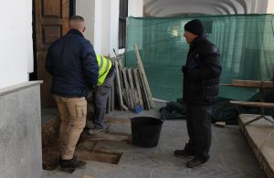 La puerta principal del Ayuntamiento se adapta para personas con movilidad reducida