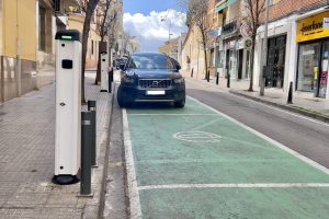 El Ayuntamiento instala dos nuevos puntos de recarga semi-rápida en la calle Almendralejo