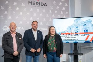 El alcalde anuncia que el ayuntamiento elimina totalmente su deuda gracias a la gestión económica que en los últimos 10 años ha conseguido reducir el “agujero que nos encontramos al llegar al Gobierno local” de más de 77 millones de euros a 0 euros