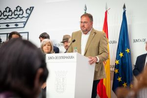 El alcalde destaca a las empresas teatrales emeritenses y las y los artistas locales como protagonistas, un año más, del “evento cultural más importante de Extremadura” en la presentación de la 71 edición del Festival Internacional de Teatro