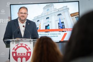 El Ayuntamiento cede a Urvipexsa más de 19.000 metros cuadrados para la puesta en marcha de 136 viviendas de protección oficial, plazas de garajes y trasteros, dentro del Plan “Habita Extremadura”