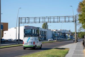 Comienza la instalación del nuevo radar en la Avenida Reina Sofía que entrará en funcionamiento tras la aprobación de la Ordenanza de Zona de Bajas Emisiones
