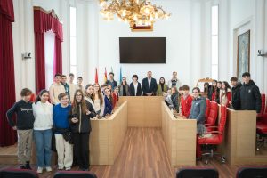 El alcalde da la bienvenida a alumnos y alumnas del centro francés ‘Charles Lemaître’ en Les Monts d’Aunay, en la región de Normandía, Francia, que se encuentran de intercambio en el colegio Atenea