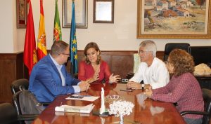 El alcalde recibe a Beatriz Badorrey, nueva directora de la UNED Mérida
