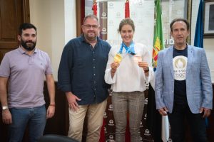 El alcalde recibe a Estefanía Fernández y anuncia un homenaje público en la plaza de España el próximo 14 de septiembre a las 20:30 horas