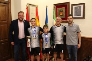 El alcalde recibe a dos jóvenes gimnastas tras sus triunfos en el Campeonato de España de Gimnasia
