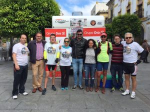 El alcalde recibe a los deportistas que recorren España en favor de las enfermedades raras