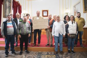 FEAFES Mérida hace entrega al alcalde, Rodríguez Osuna, de una placa en agradecimiento por la labor del ayuntamiento con la entidad y el Tercer Sector