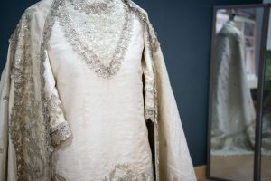 Más de 700 personas han visitado, en la Sala Decumanus, la exposición del traje de Santa Eulalia, del siglo XVIII, tras su restauración
