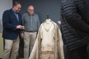 El alcalde presenta la restauración del traje y manto de Santa Eulalia del siglo XVIII que ha costeado el ayuntamiento y que ha sido restaurado por especialistas de la Universidad Politécnica de Valencia