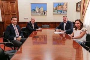 El alcalde acuerda con la Cámara de Comercio ayudas municipales para el fomento de campañas de promoción y formación del comercio en Mérida y establecer una sede fija de la institución en la ciudad