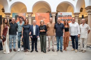 El alcalde destaca la amplia gama de espacios que ofrece la ciudad para disfrutar de la cultura y las artes escénicas, durante la presentación de la obra “Cleopatra enamorada, El Musical”