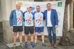 El alcalde acompaña a los corredores del reto ‘Zancadas por Roberto’ que han partido desde Mérida hacia Tomares realizando 224 kilómetros sin descanso para visibilizar la Encefalomielitis Miálgica