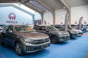 Rodríguez Osuna visita el III Salón del Motor de Mérida y destaca la relevancia del sector en la ciudad