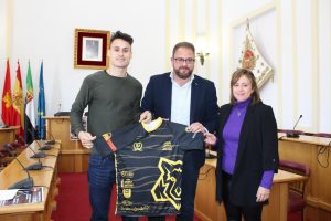 El alcalde recibe a José Luis González Sanfélix tras ganar el Cto. de España, el pasado fin de semana, en Cádiz